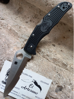 NAVAJA ENDURA PLATEADA FILO Y SIERRA SPYDERCO