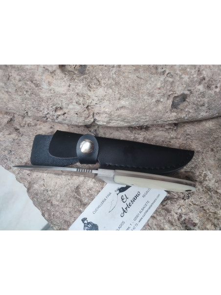 CUCHILLO DE MONTE EN BLANCO CON VIROLA DE ACERO