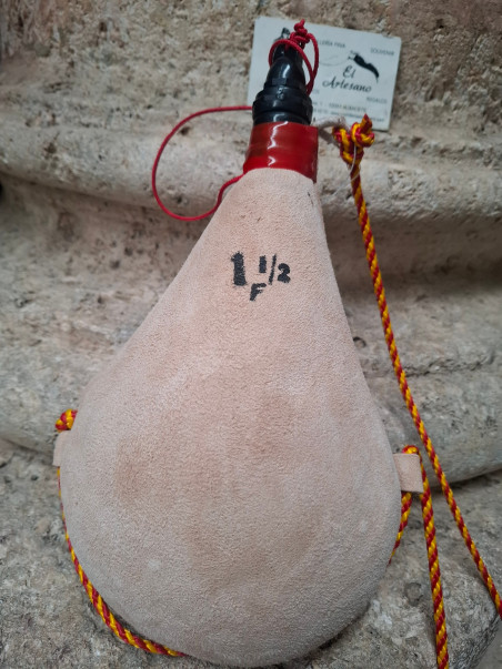 BOTA DE VINO DE PEZ LITRO Y MEDIO RECTA CLARA PIEL DE CABRA