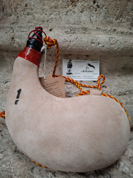 BOTA VINO DE PEZ CURVA 1 LITRO CLARA PIEL DE CABRA