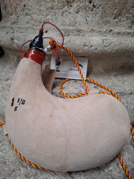 BOTA VINO PEZ CURVA 1 1/2 CLARA PIEL DE CABRA