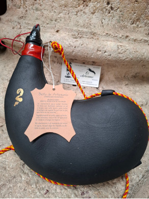 BOTA VINO PEZ CURVA 2 LITROS NEGRA PIEL DE CABRA