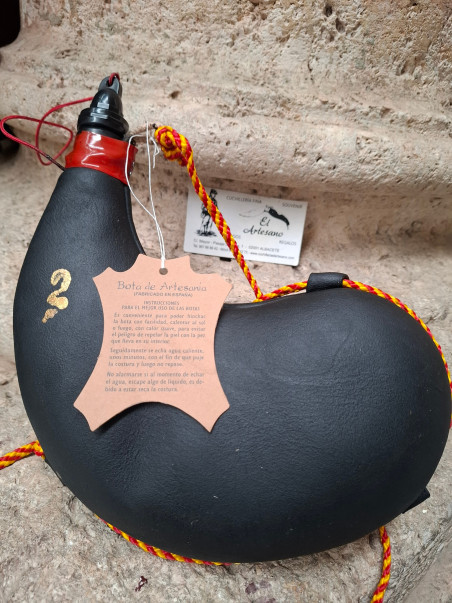 BOTA VINO PEZ CURVA 2 LITROS NEGRA PIEL DE CABRA