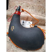 BOTA VINO PEZ CURVA 1 1/2 NEGRA PIEL DE CABRA