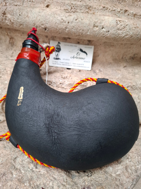 BOTA VINO PEZ CURVA 1 LITRO NEGRA PIEL DE CABRA